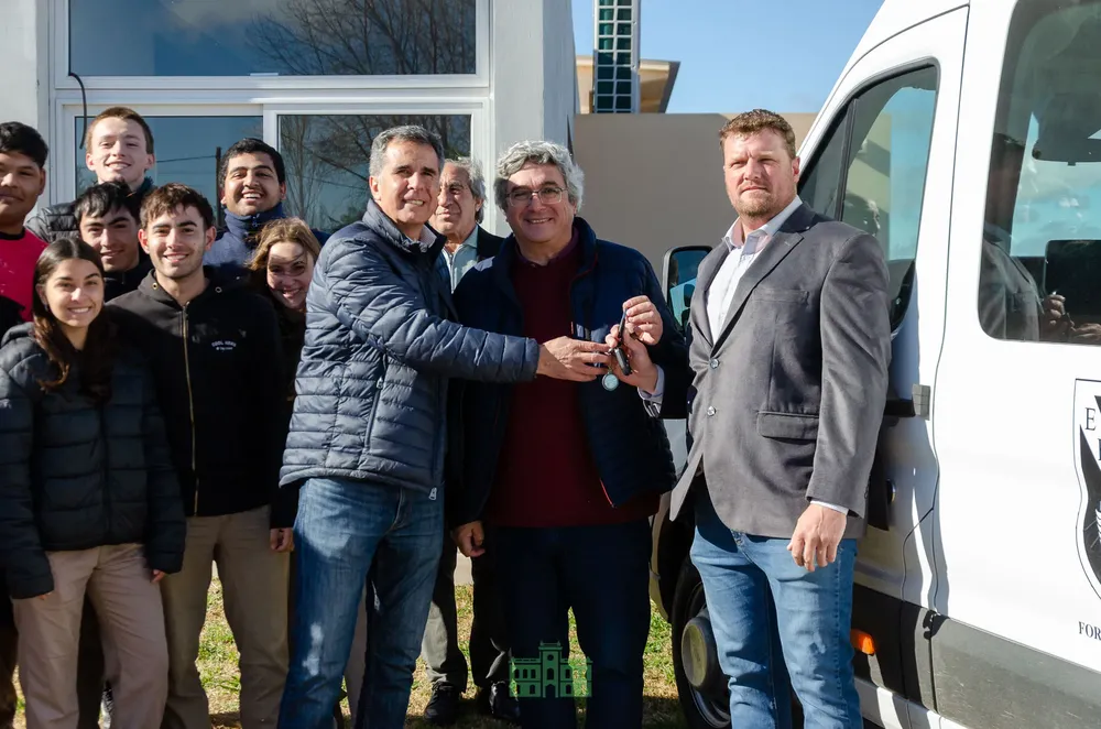 Rivadavia: nueva combi para escuela agraria "gracias al compromiso de la Provincia con la educación pública"