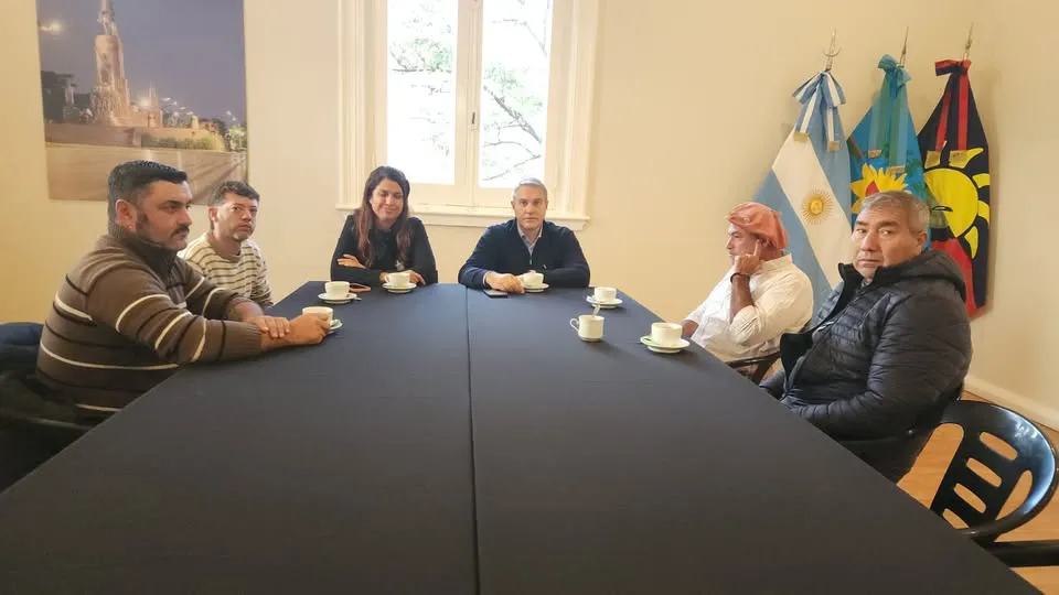 Intendente Darío Golía junto a integrantes de la Sociedad Rural de Chacabuco Intendente Darío Golía junto a integrantes de la Sociedad Rural de Chacabuco