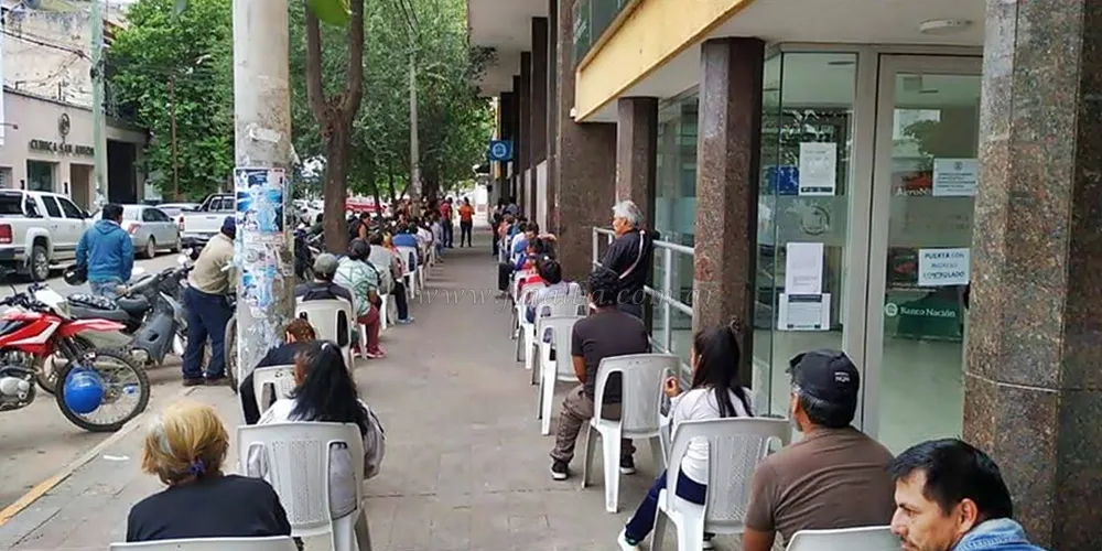 Mejor organizacion y menos gente en los bancos en el tercer dia de pago a jubilados
