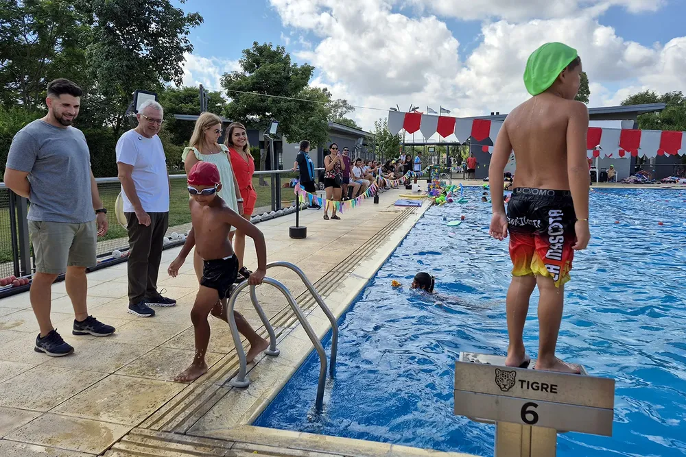 En el marco de la colonia de verano, Julio Zamora acompañó clases abiertas de natación en polideportivos del distrito