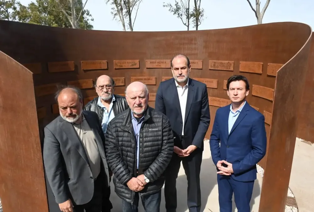 Susbielles inauguró el cenotafio en memoria de las víctimas del Elevador 5