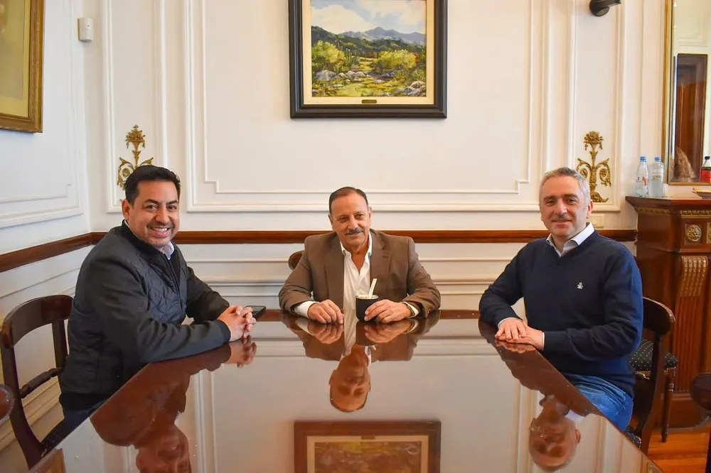 Ricardo Quintela junto a Andrés Larroque