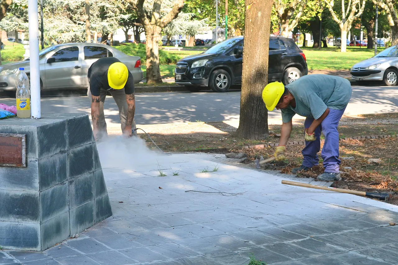 Con inversión municipal se realiza la puesta en valor del Bulevar Malvinas en la Plaza central