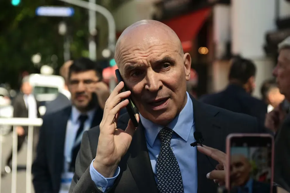 Espert hablando por telefono