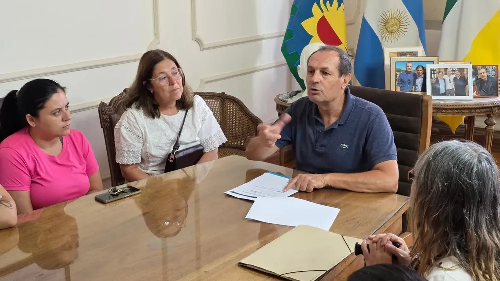 El intendente Stadnik se reunió con vecinos del barrio 144 Viviendas