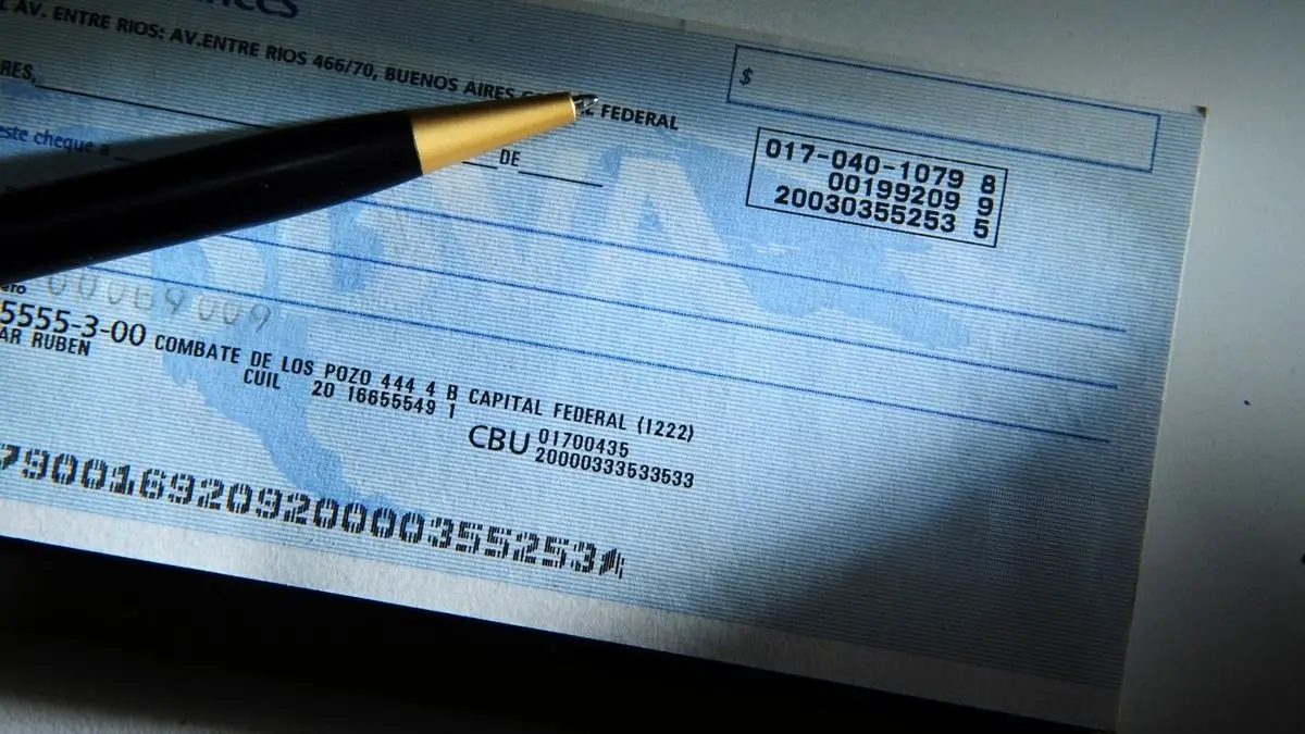 Nuevas restricciones para operar con cheques abren un frente con el campo bonaerense y las pymes.
