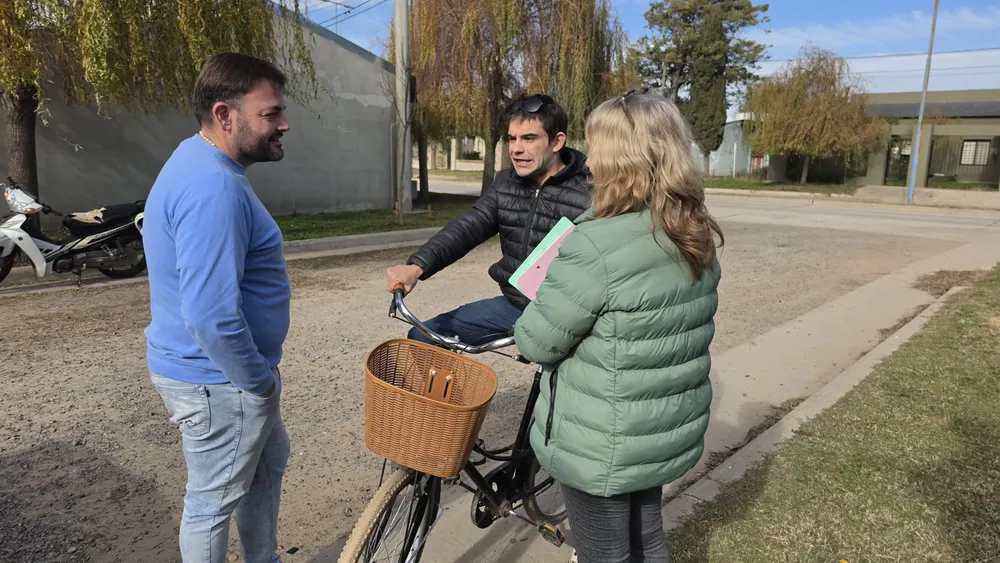 Bouvier con vecinos en Rojas