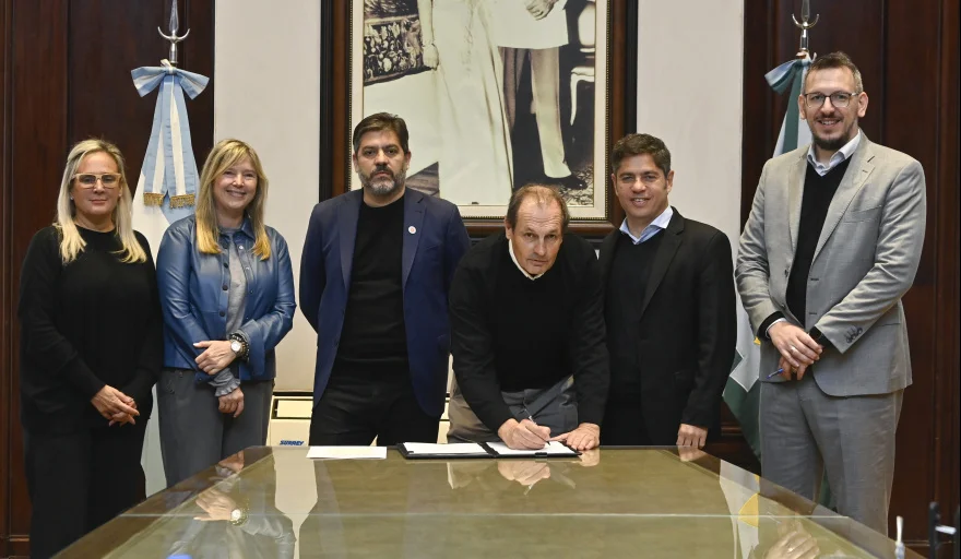 El intendente de Carlos Casares participó de la firma de contratos de leasing.