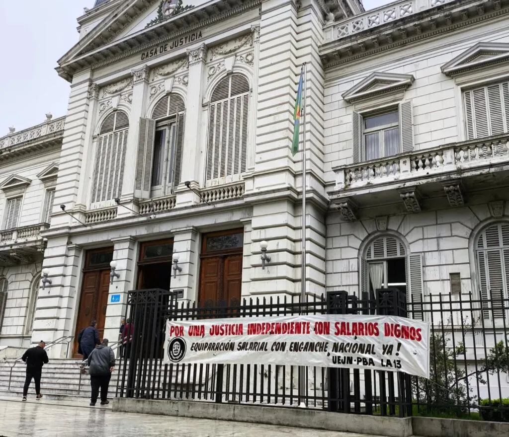 Judiciales de la UEJN se movilizan a la Corte bonaerense