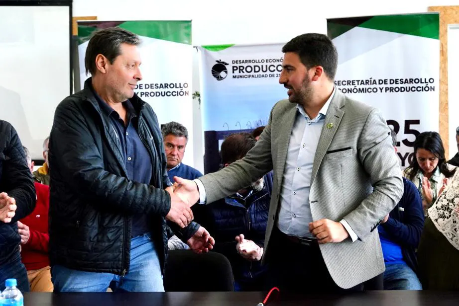 Egüen firmó el convenio de creación del Nuevo Sector Industrial de 25 de Mayo 3