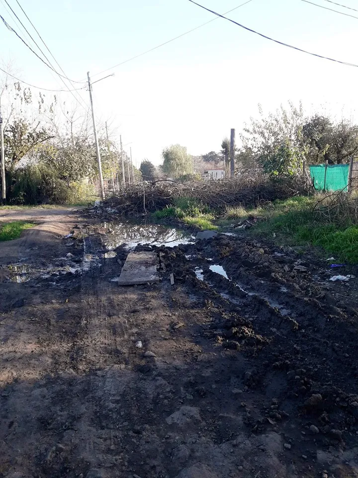 Calles destruidas en Moreno 