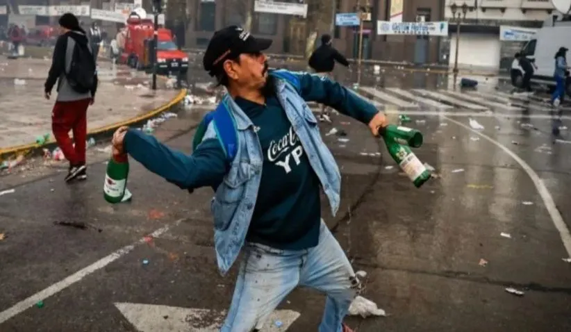 Incidentes durante la sesión por la Ley Bases