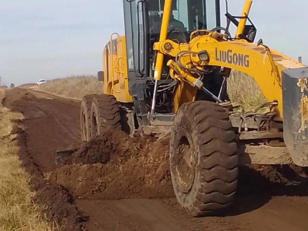 Mantenimiento de caminos en Carlos Casares.