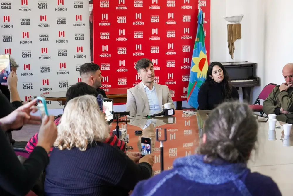 Ghi repaso con periodistas