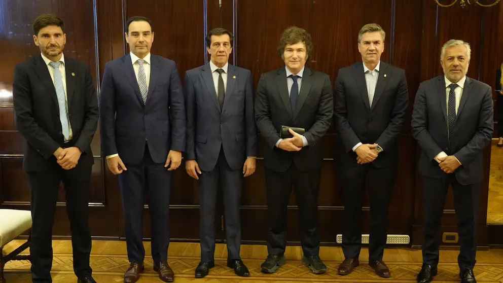 Los gobernadores Pullaro, Valdés, Sadir, Zdero y Cornejo junto al presidente Javier Milei Los gobernadores Pullaro, Valdés, Sadir, Zdero y Cornejo junto al presidente Javier Milei