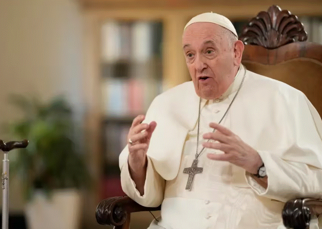 El papa calificó como “hipocresía” las críticas al documento que avala bendecir a homosexuales