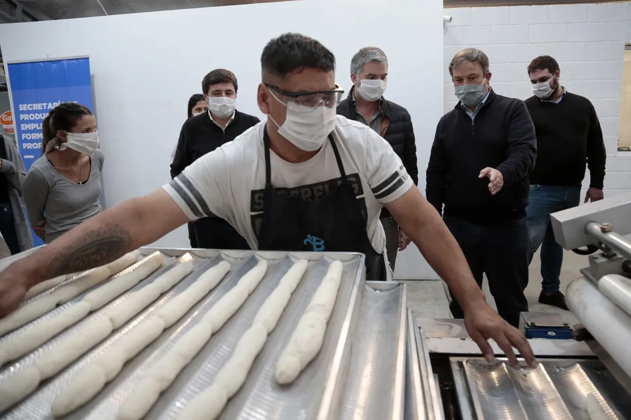 En Almirante Brown fabrican 1600 kilos diarios de pan supe nutritivo para comedores