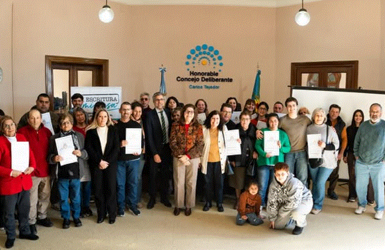 Entrega de 29 escrituras a familias de Carlos Tejedor.