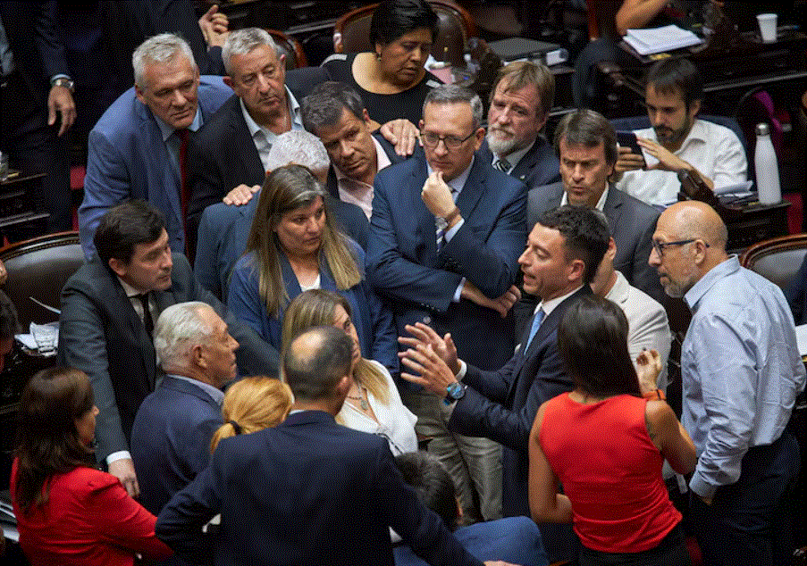 En crisis, el bloque de la UCR define qué pasará con los legisladores aliados al Gobierno.