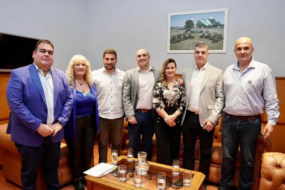 Egüen junto a integrantes del Cómites del Consulado de Italia en La Plata.