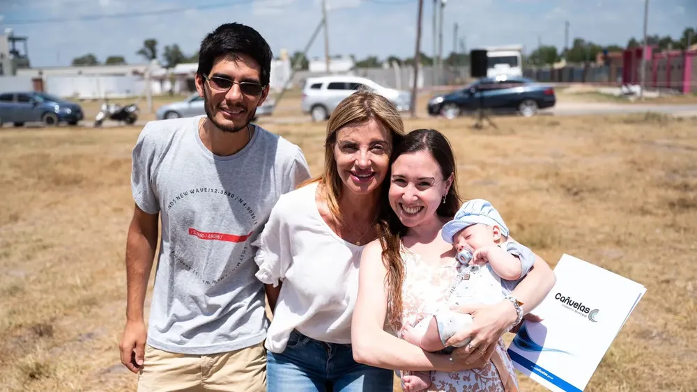 Fassi entregó lotes a vecinos de Cañuelas 2