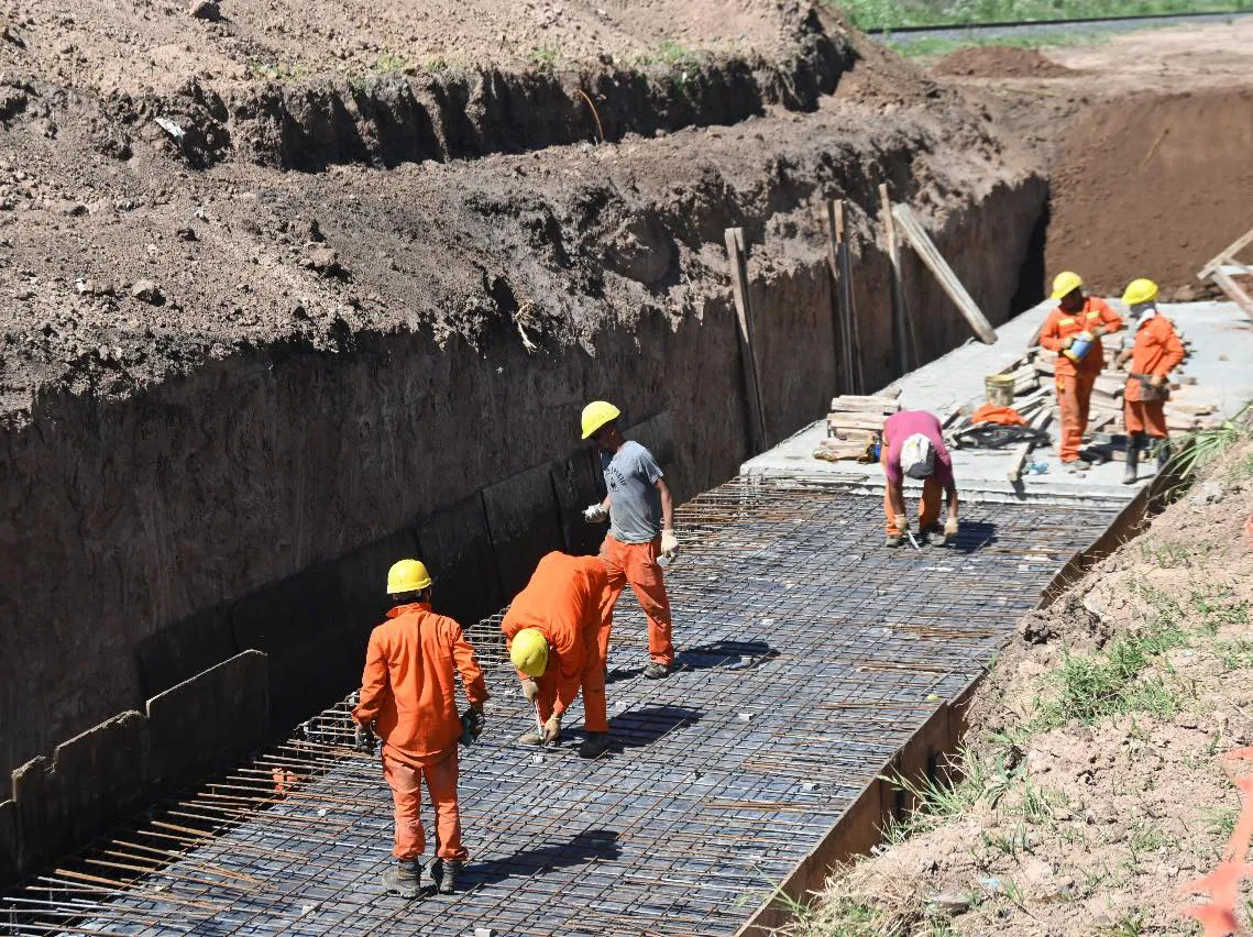 Avanza la mega obra de entubamiento del canal Rivadavia Sur 2