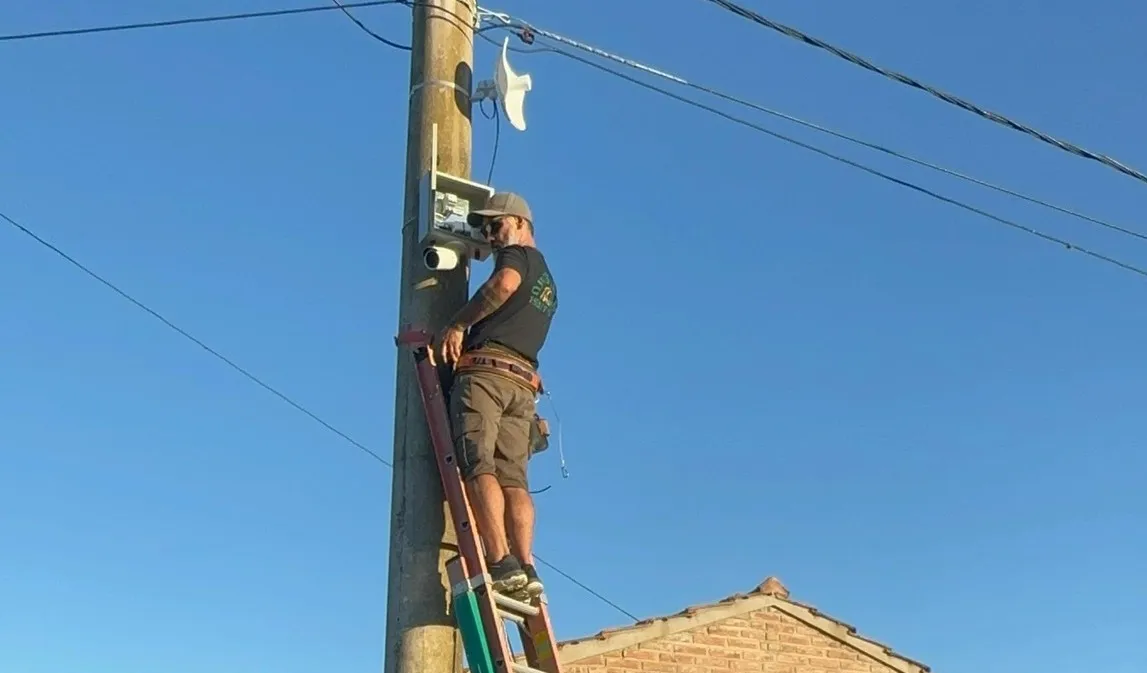 Modernización en seguridad Rojas avanza con la instalación de nuevas cámaras