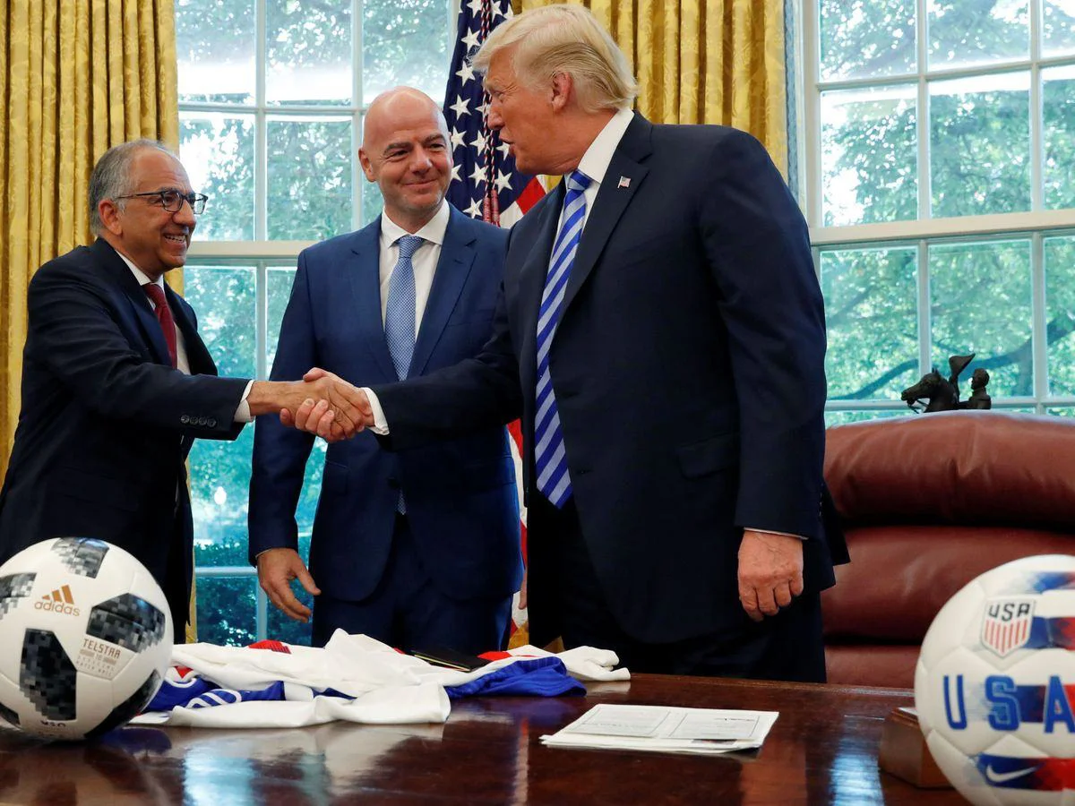 Carlos Cordeiro junto a Trump e Infantino. 