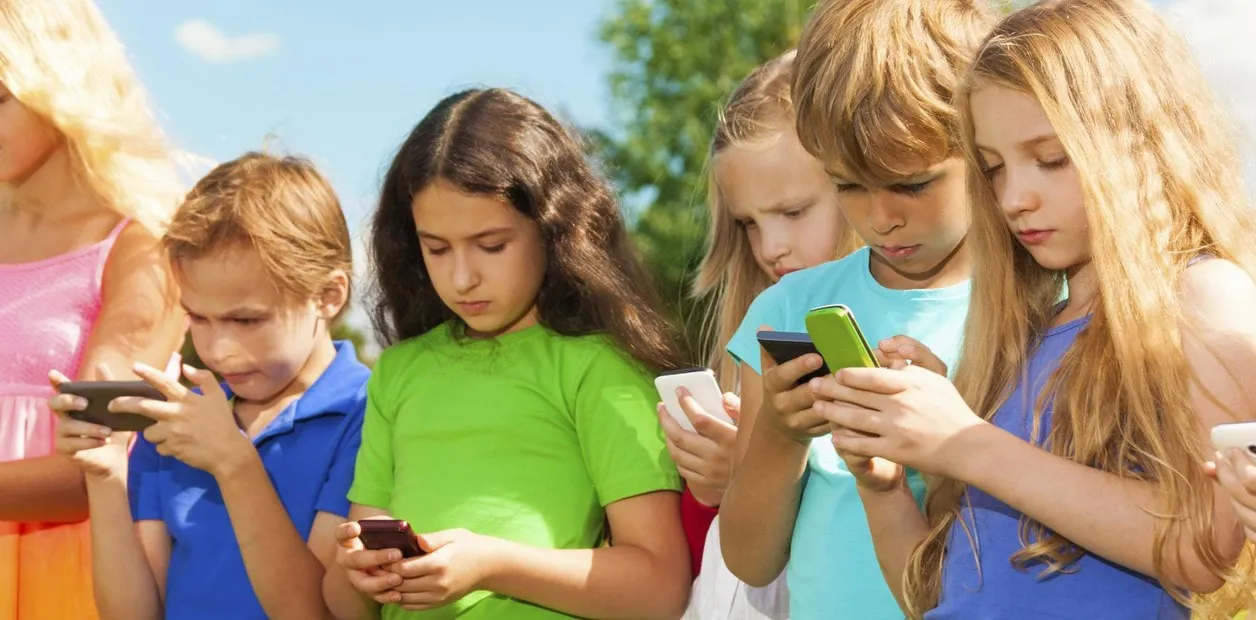 Chicos con celulares