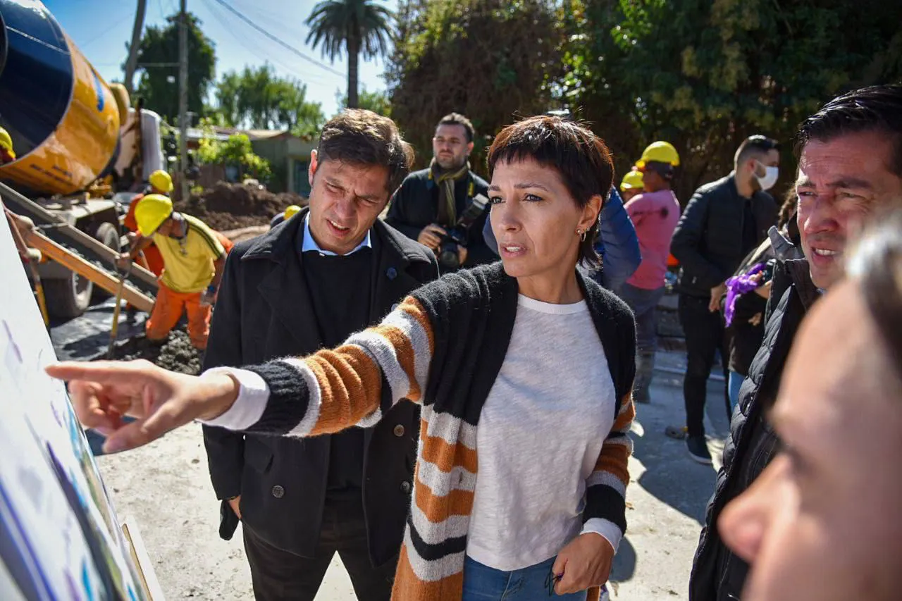 Axel Kicillof junto a Mayra Mendoza y Leo Nardini