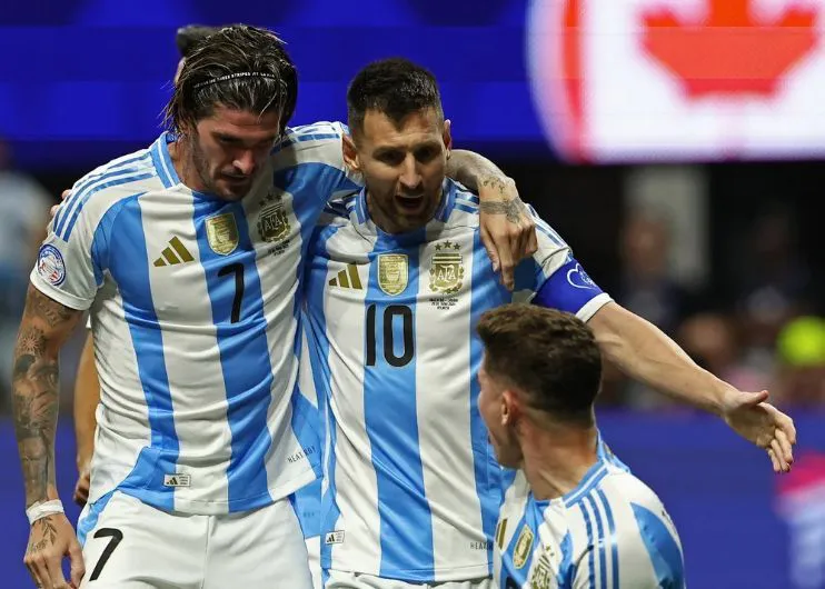 De Paul Messi y Álvarez festejan un gol contra Canadá