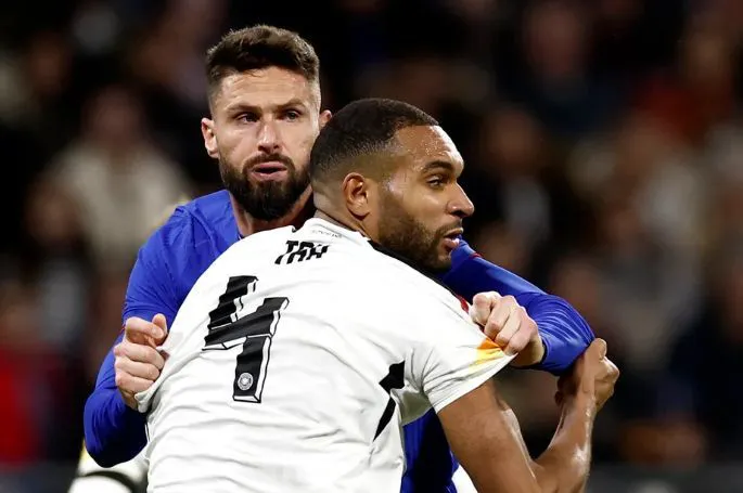 El número 4 de la camiseta parecido a una esvástica