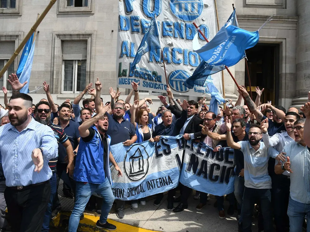 Bancarios rechazan eventual privatización del Banco Nación.