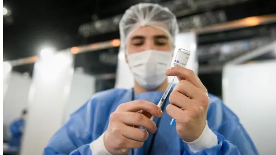 Fernán Quirós pidió a los viajeros cumplir 7 días de cuarentena y un test PCR para demorar la circulación de la variante Delta