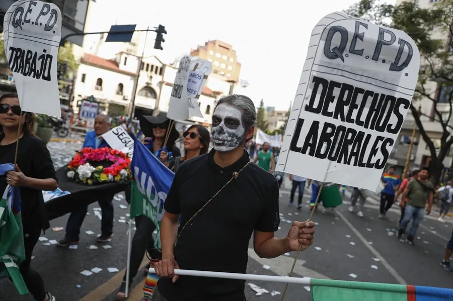 Mínimos históricos de empleo formal la Argentina perdió 205.000 puestos desde la llegada de Milei al poder