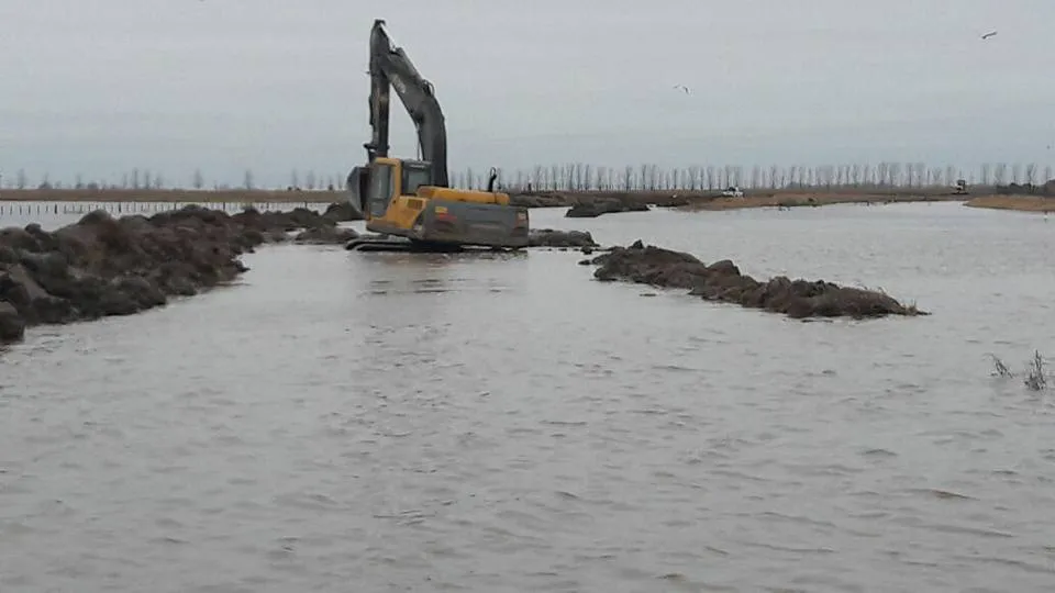 En Rivadavia se trabaja contrarreloj para atenuar los efectos de las inundaciones