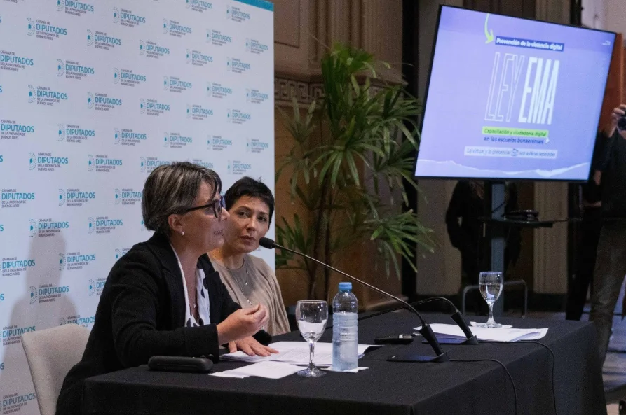 Mayra Mendoza y La ura Sánchez en la presentación del proyecto de Ley Ema.