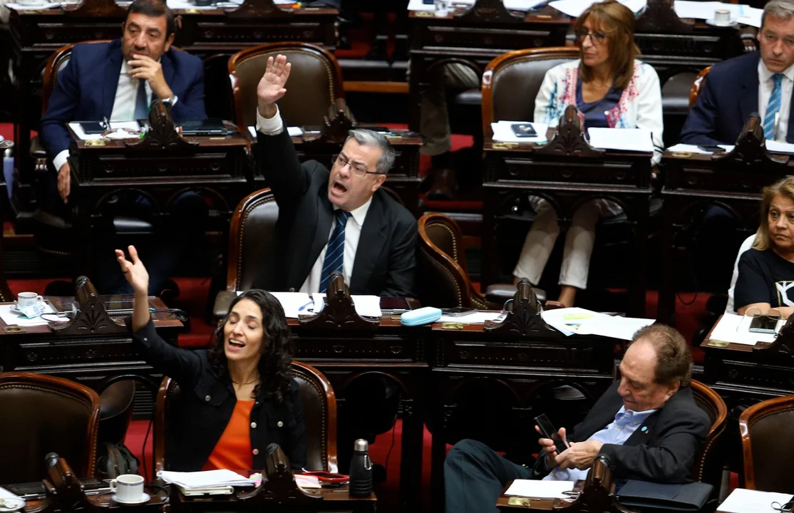 Tras el fracaso legislativo, la oposición rearma su estrategia y apunta a junio