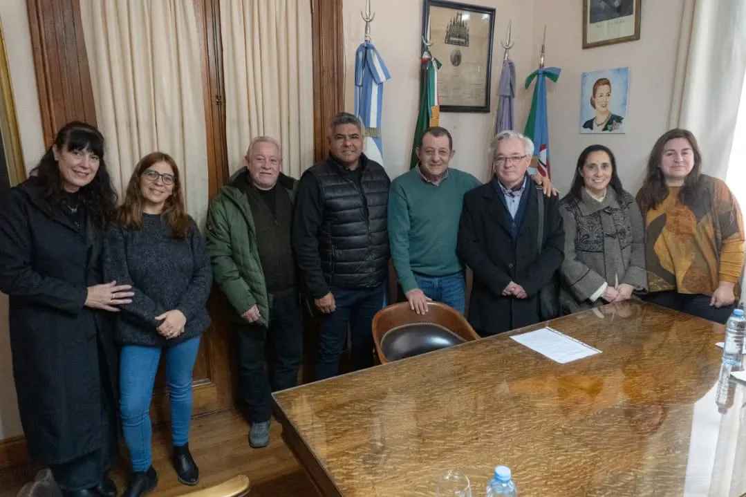 Firma de convenio entre Municipio y el CFL N°401 de Tres Arroyos