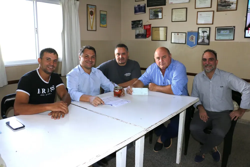 Gesualdi junto a bomberos voluntarios.