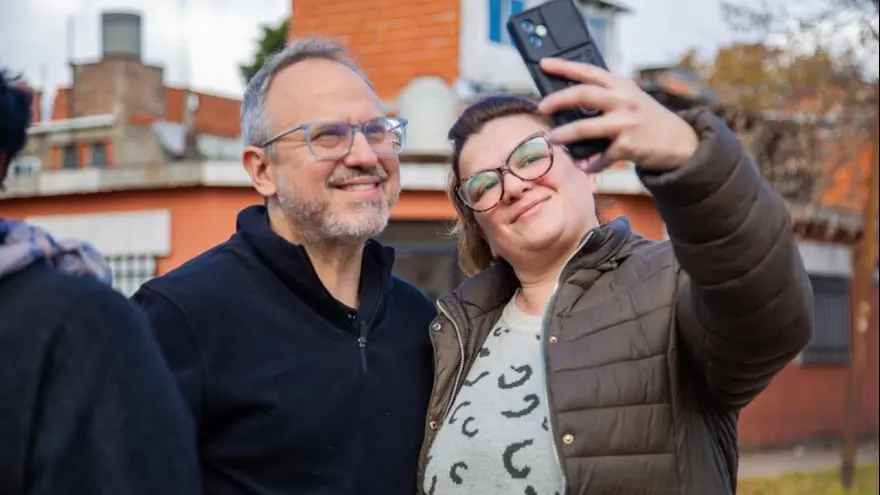 Diego Valenzuela con vecinos de Tres de Febrero