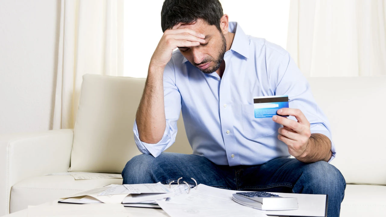 Se duplicó la morosidad en tarjetas de crédito en un año, según el Banco Central