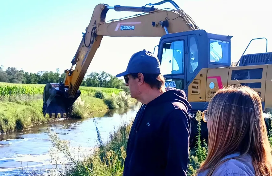 Stadnik supervisa el mantenimiento de caminos rurales.