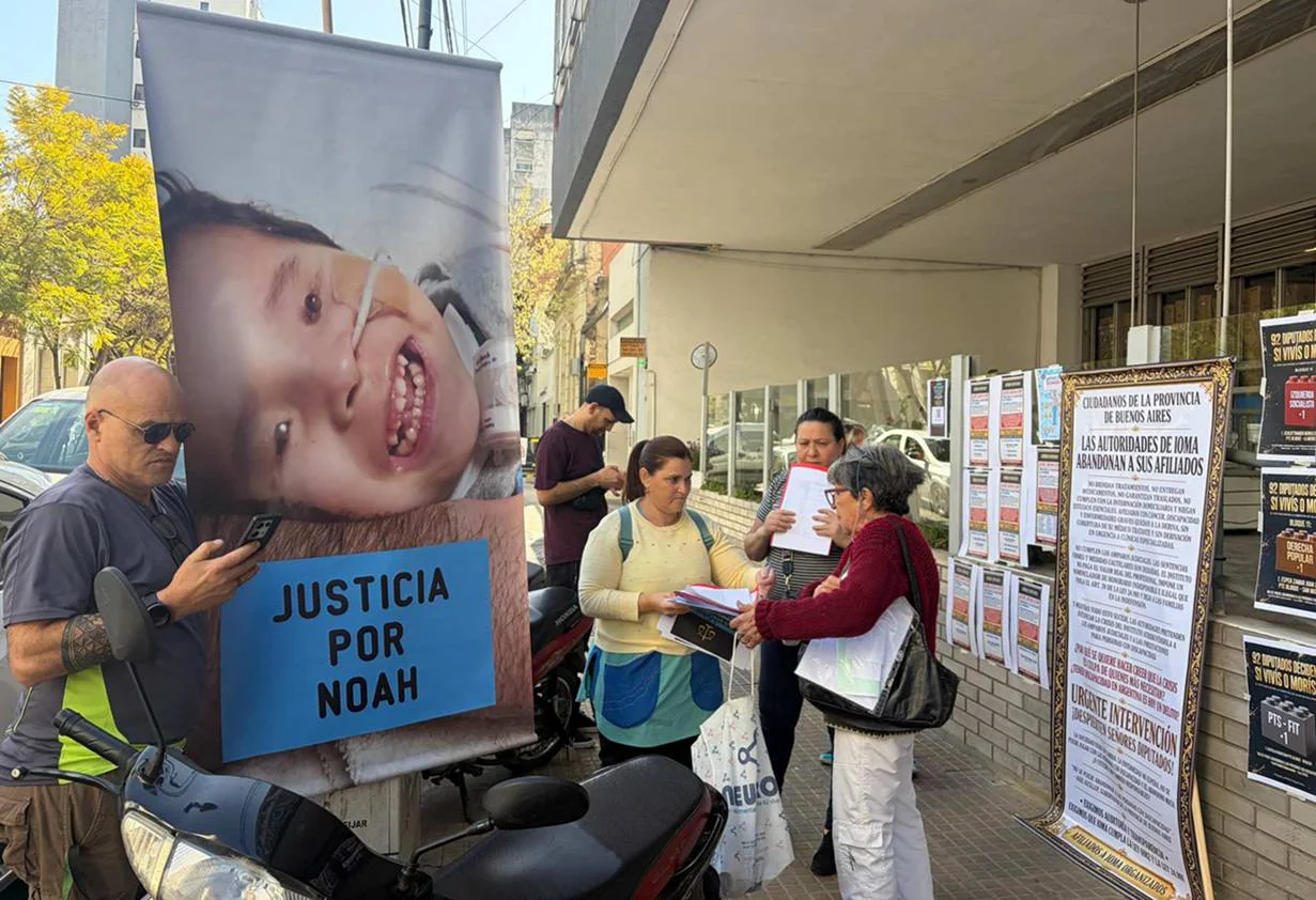  Afiliados de IOMA concentraron este viernes frente a la sede central de la obra social.