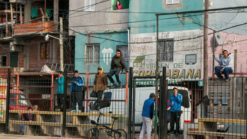 Barrios populares en emergencia el 90% de las familias vive con riesgos ambientales y eléctricos 2