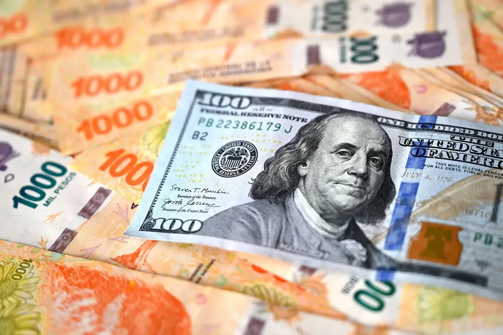 Plazo fijo con reinversión superó al dólar en la primera mitad del 2025