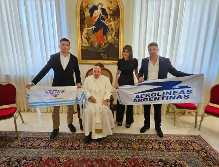El Papa Francisco, con la bandera de Aerolíneas Argentinas mientras el Senado debate la Ley Bases El Papa Francisco, con la bandera de Aerolíneas Argentinas