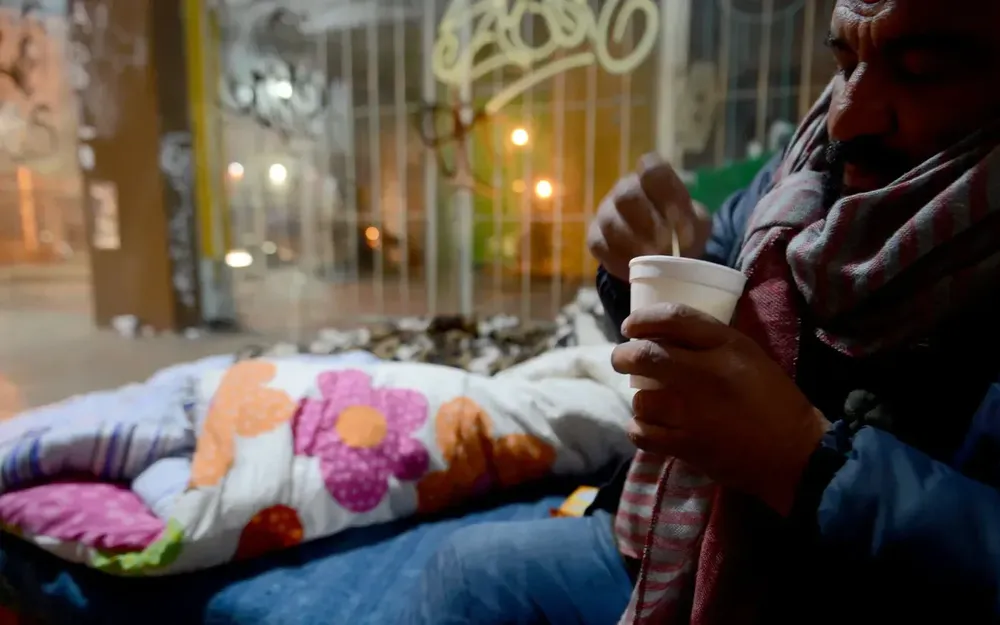 Frío polar, calle y ajuste: la Provincia refuerza la asistencia mientras la oposición pide una ley permanente