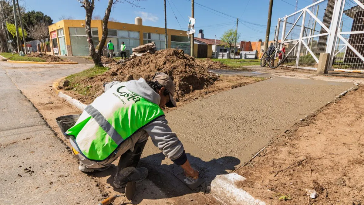 Avanzan los trabajos de mejoras en veredas y espacios públicos en La Costa 2