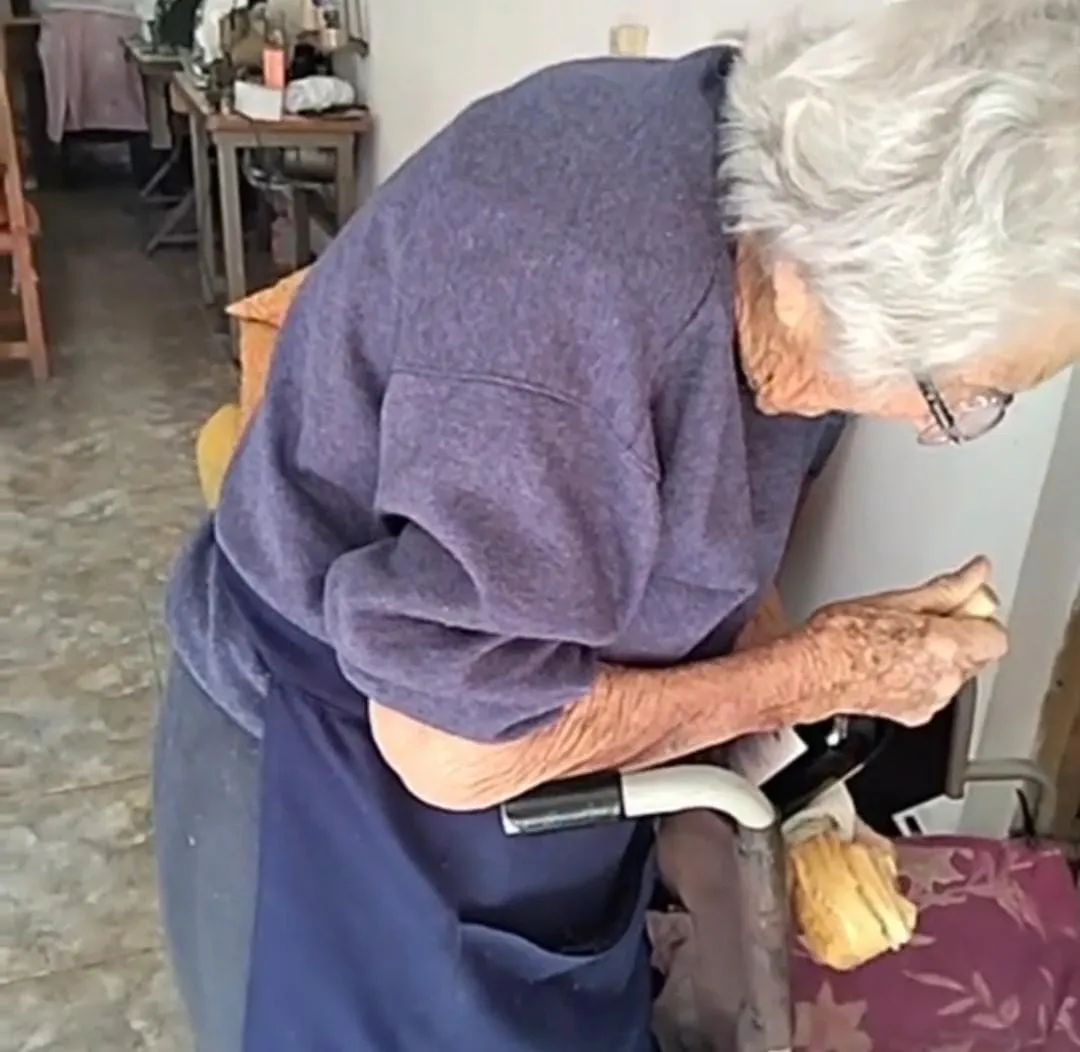 Juanita, la abuela que deja la silla de ruedas pero nunca el vino